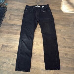 Men’s black Levi’s jeans 33x34
Straight fit